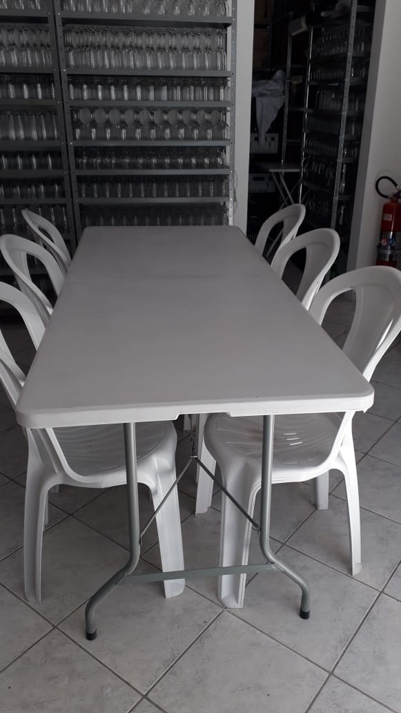 mesa dobravel com cadeiras.jpeg